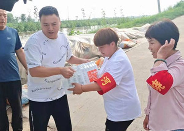 王人人干人人模王總代表公司捐贈抗（kàng）疫物資和（hé）慰（wèi）問卡點工作人（rén）員 抗擊疫情、義不容辭（cí）